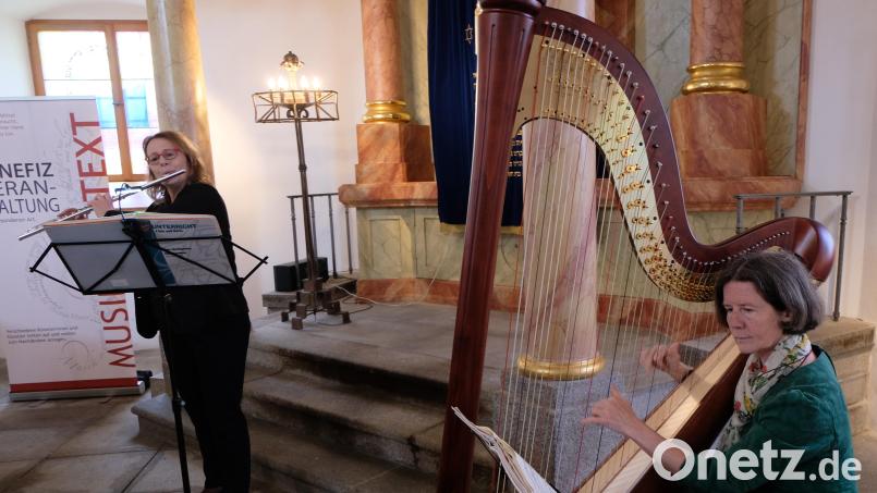 Veronika Miller-Wabra (Harfe) und Beate Althammer (Querflöte) bereichern mit ihrer Musik das Benefizkonzert der &quot;MuT&quot;-Reihe in der Flosser Synagoge. Bild: le