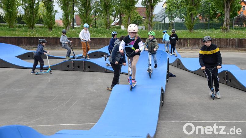 Die meisten Kinder waren am Samstag mit ihren Scootern zur Pumptrack-Eröffnung gekommen. Die Anlage kann aber auch mit Inliner, Fahr- und Dreirädern befahren werden. Bild: ak