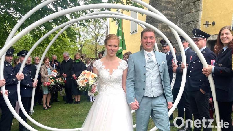 Ulrike und Johannes Weig nach der Trauung im Lennesriether Kirchgarten. Bild: Franz Völkl