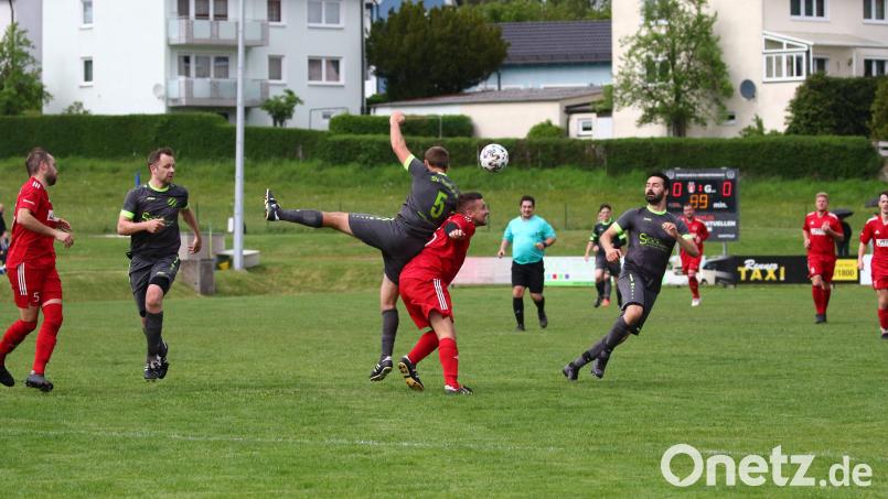 Die Anzeigetafel zeigt es an: Der SC Kirchenthumbach (rote Trikots) und SV Kohlberg trennten sich am Sonntag 0:0. Ein für beide Mannschaften unbefriedigendes Ergebnis. Bild: Dieter Jäschke