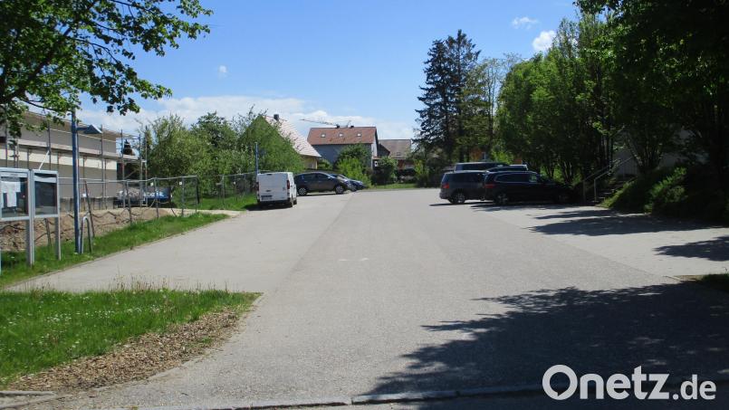 Der Platz zwischen Mehrzweckhalle und dem neuen Kindergarten ist bei den Vereinen als Festplatz begehrt. Jetzt muss die Nutzung genau geregelt werden. Bild: bnr
