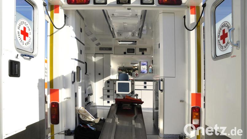 In einem Rettungswagen hat ein Patient in Amberg nach den Sanitätern getreten und gespuckt. Symbolbild: Petra Hartl