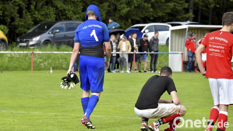 Gar nichts mehr sehen wollte Torhüter Jannik Brunner (ganz) vom TSV Königstein nach der 1:2-Auswärtsniederlage beim TUS/WE Hirschau. Bild: Hubert Ziegler