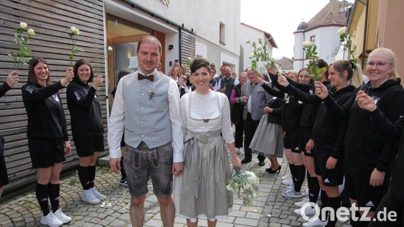 Freudestrahlend durchschreiten Susanne und Fabian Nerlich das Ehrenspalier, hier die Fußballerinnen des SV Steinmühle. Bild: kro