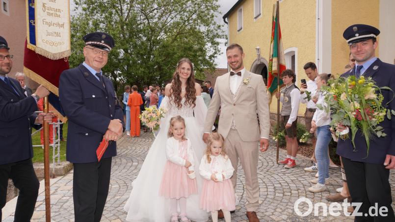 Nach der Trauung von Sophia und Christoph Würth in der Pfarrkirche Michldorf gratulieren die Feuerwehr Engleshof und die KLJB Waldthurn.. Bild: fvo