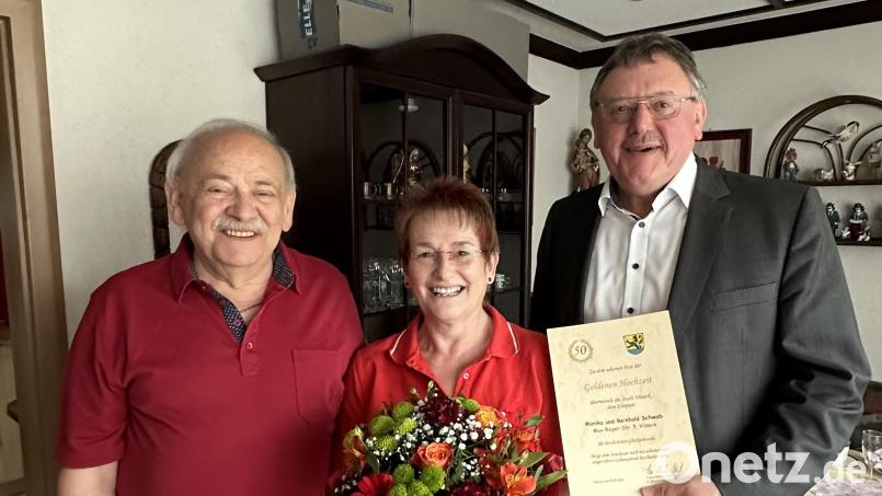 Dem Ehepaar Monika und Reinhold Schwab gratulierte Bürgermeister Hans-Martin Schertl (rechts) zur Goldenen Hochzeit. Bild: Stefanie Gradl
