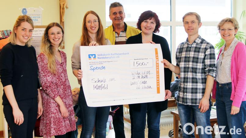 Große Freude über ganz großes Kino: Die Vertreterinnen des Ladies Circle 66 Weiden spenden an die Schule im Kleefeld im HPZ Irchenrieth 1500 Euro für die neue Bücherei. Julia Jockwer, Samantha Pflieger, Daniela Bielefeldt, Max Hohlrüther, Petra Rothmund, Christian Reichl und Anne Miller (von links) freuen sich. Bild: lst/exb