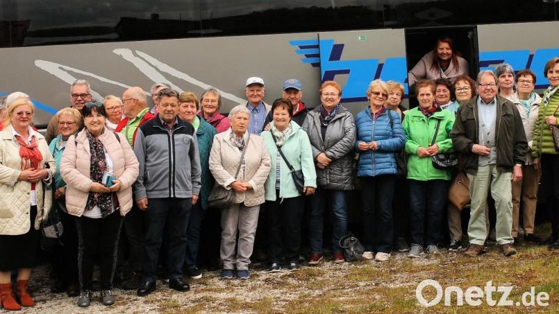 Zahlreiche Teilnehmer bestiegen beim Ausflug des Wandervereins den Bus, um die Fränkische Schweiz zu erkunden. Bild: Rainer Sollfrank/exb