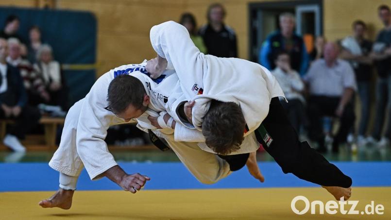Hart umkämpft waren die Duelle der Judoka der DJK Ensdorf (schwarze Hose) und Jahn Nürnberg Bild: Jonas Löffler