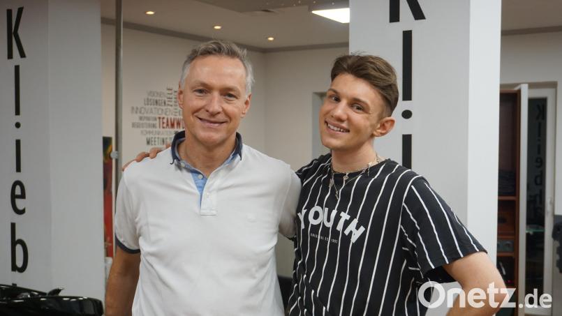 Frisör wird man aus Leidenschaft, da sind sich Alfons Kliebhan (links) und Simon Ströll einig. Das Frisörhandwerk habe es nicht einfach, dennoch sehen beide viele Entwicklungen positiv. Bild: jeb