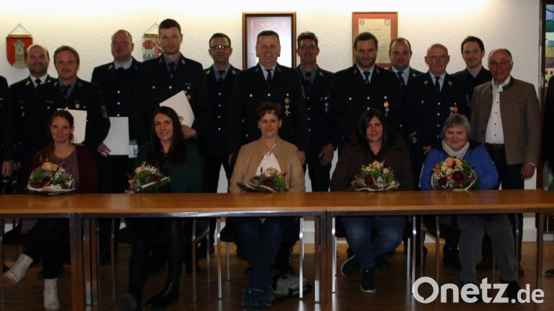 An der zentralen Veranstaltung zur Ehrung von Feuerwehrleuten nehmen der stellvertretende Landrat Albert Nickl (Zweiter von rechts), Kreisbrandinspektor Reiner Kopp, Kreisbrandrat Marco Saller (von links), sowie die stellvertretenden Bürgermeister Ewald Plößner und Alexander Schatz (von rechts) teil. 12 Geehrte erhielten Ehrenzeichen und die Frauen einen Blumengruß. Bild: lep
