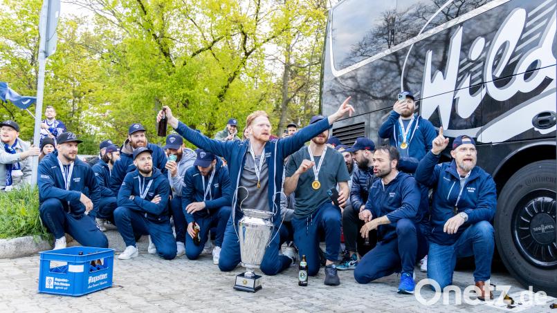 Die Blue Devils ließen sich nach ihrer Rückkehr in Weiden feiern. Darüber haben wir in einer Sonderfolge des &quot;Powerplay&quot;-Podcasts gesprochen. Bild: Tobias Neubert