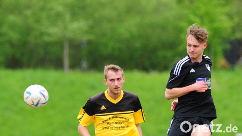 Der FC Tirschenreuth II (links Alexander Schober) kam gegen den SV Steinmühle (rechts Bastian Quast) nur zu einem 1:1. Bild: Schrems