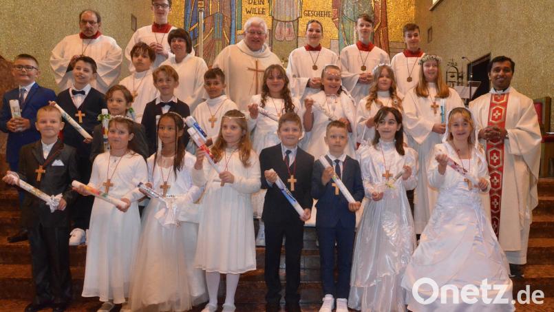 Die Erstkommunionkinder aus der Seelsorgegemeinschaft Herz Jesu und St. Johannes. Bild: Kunz