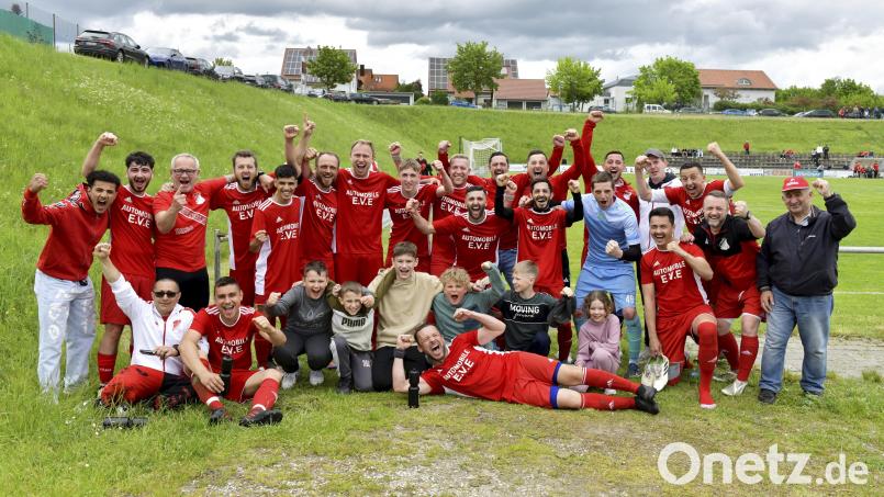 Riesenjubel beim SV Inter Bergsteig Amberg II: Mit einem 2:1-Auswärtssieg beim ASV Haselmühl II glückte der Mannschaft von Trainer Andreas Wächter (hintere Reihe, Dritter von links) der Aufstieg in die Kreisklasse. Bild: Hubert Ziegler