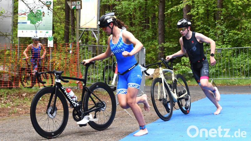 Schnelle Wechsel waren beim Weidener Triathlon Pflicht: Zur Saisoneröffnung zählte der Ausrichter Team Oberpfalz rund 460 Teilnehmer. Bild: Büttner