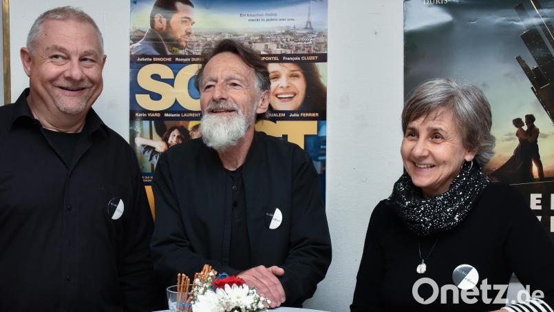 Jedes Jahr organisieren (von links) Kulturvereins-Vorsitzender Thomas Binder, Eugen Burger und Anne-Marie Brey, Vorsitzende Freundeskreis Périgueux, sowie weitere Helfer die Französische Filmnacht. Bild: Stephan Huber