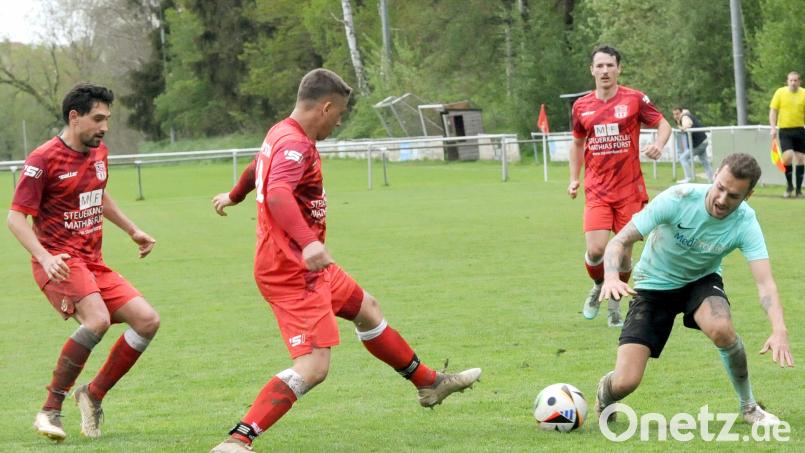 Der Waldershof (von links in den roten Trikots Florian Paul, Fabian Schöffel und Luca Foti) besiegte am Sonntag den FC Marktleuthen (Fabian Bösel) mit 3:0. Bild: heh