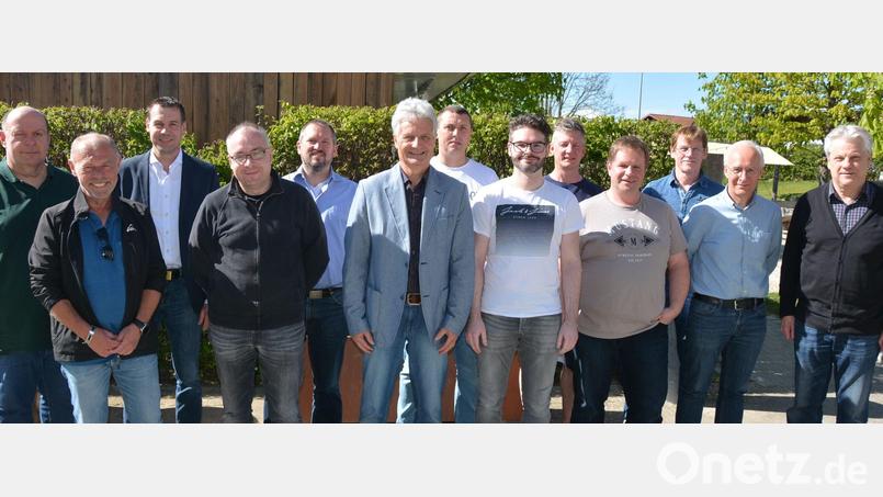 Langjährige Funktionäre ehrte der Tischtennisbezirk Oberpfalz-Nord beim Bezirkstag in Altenstadt. Im Bild die Geehrten mit BTTV-Vizepräsident Wolfgang Popp (links), stellvertretenden BLSV-Bezirksvorsitzenden Andreas Malzer (Dritter von links), stellvertretenden BTTV-Geschäftsführer Nils Rack (Fünfter von links) und Bezirksvorsitzenden Günter Bauer (rechts). Bild: jr