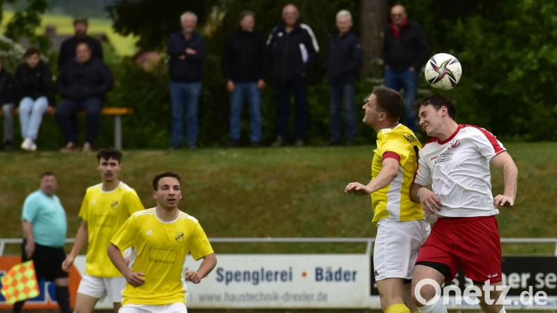 Weidenthals Kapitän Michael Hösl (Zweiter von links) im Zweikampf mit dem Nabburger Sebastian Zwack. Die Sportfreunde stecken weiter tief im Abstiegskampf. Bild: ham