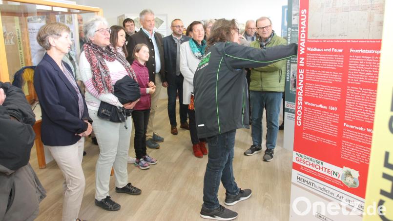 Andreas Ringholz (vorne, rechts) erzählt unter anderem über die Brände in Waidhaus. Bild: pi