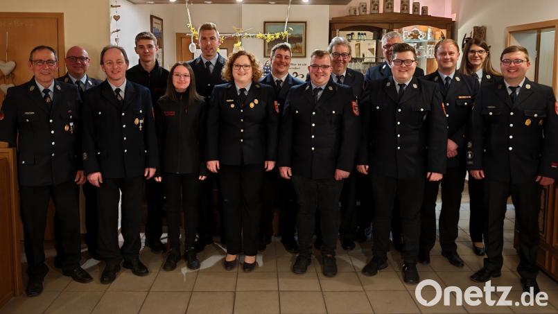 Vorstand Valentin Reil (rechts) gratuliert allen geehrten und beförderten Mitgliedern. Bild: Christian Wittmann