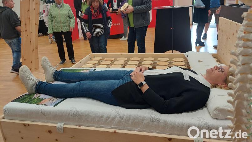 Wie man sich bettet, so liegt man: Das dürfen die Besucher der Messe &quot;Schaufenster Nabburg&quot; gleich vor Ort ausprobieren. Bild: jua