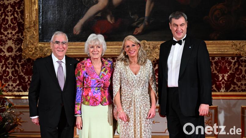 Markus Söder (rechts) und Theo Waigel mit ihren Ehefrauen Karin Baumüller-Söder und Irene Epple. Bild: Felix Hörhager