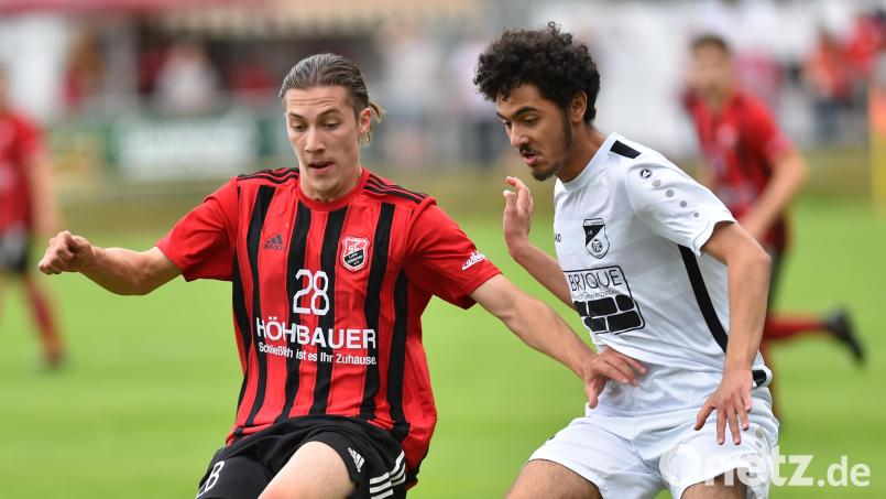 Erol Özbay (links) wird künftig für den Regionalligisten DJK Vilzing spielen. Archivbild: A. Schwarzmeier