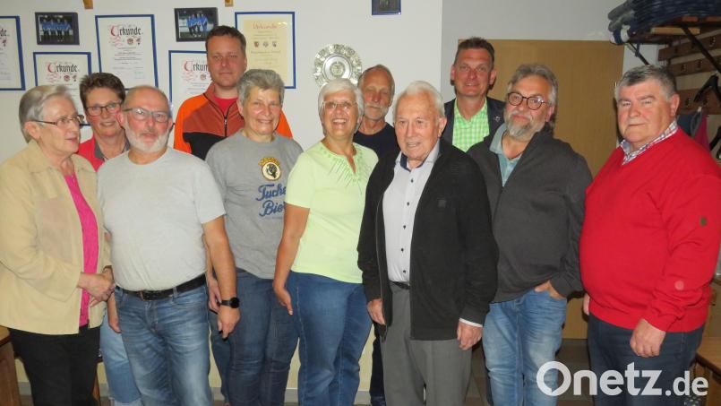 Vorsitzender Klaus Schumacher (Dritter von links) mit seiner neu gewählten Vorstandschaft und den anwesenden Jubilaren. Manfred Greiner (Vierter von rechts) wurde für 45 Jahre Vereinszugehörigkeit geehrt. Bild: adj