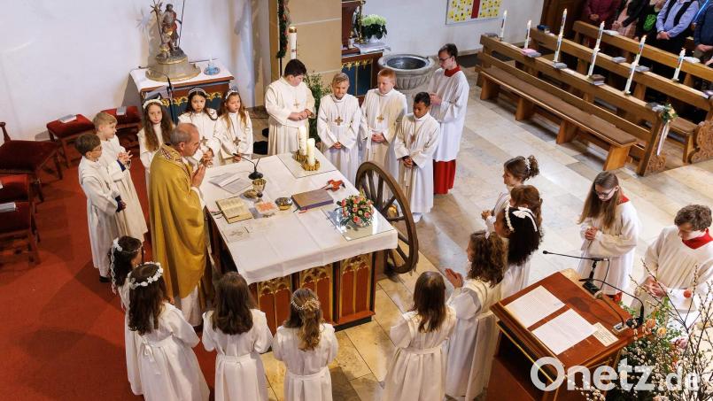 Zwölf Mädchen und sechs Jungen durften in Hirschau zum ersten Mal an den Tisch des Herrn treten. Bild: u