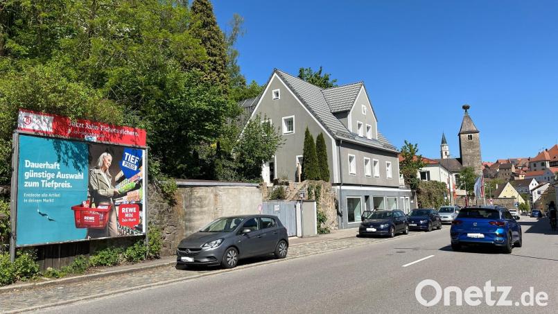 Diese Plakatwand liegt im Sanierungsgebiet Unterstadt und muss rückgebaut werden. Nabburg will im Stadtbereich werbefrei werden. Bild: ihl