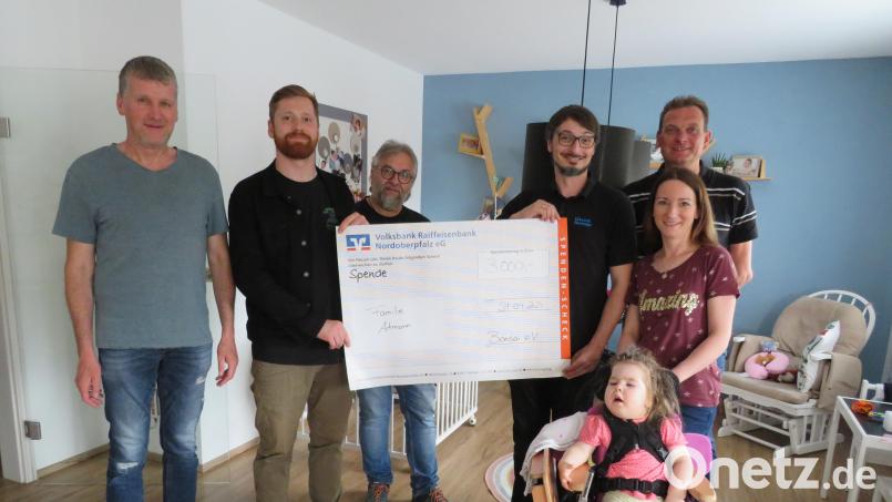 Freuen sich gemeinsam über die Spenden: Wolfgang Göldner, Julian Bäumler, Josef Götz, Dominik Artmann und Bürgermeister Ernst Schicktanz (hinten, von links). Mit dabei natürlich auch Stephanie Artmann mit der kleinen Frieda (vorne rechts). Bild: adj