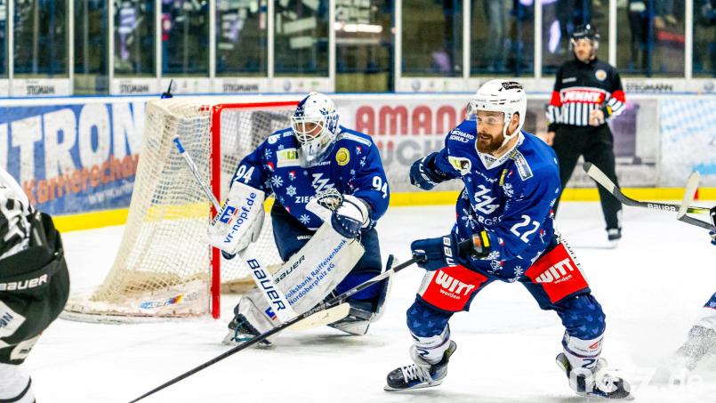 Dominik Müller (rechts) hat seinen Vertrag bei den Blue Devils Weiden verlängert. Archivbild: Elke Englmaier/exb