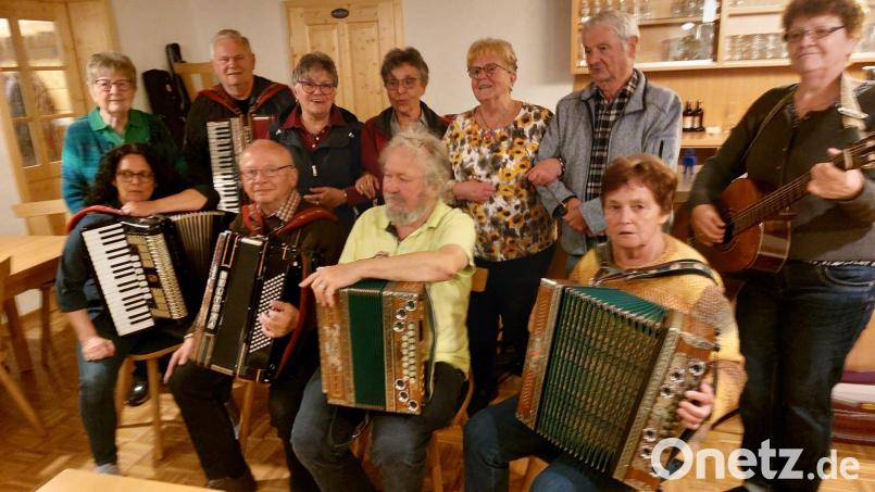 Einige der Musikanten, die beim Treffen im Sportheim aufspielten, verfügen bereits über Fernseherfahrung. Bild: Böhm/exb