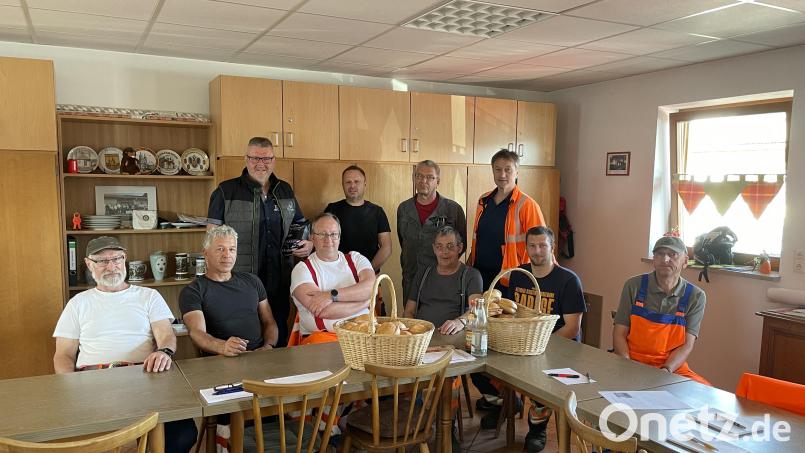 Der Obst- und Gartenbauverein überraschte die Bauhofmitarbeiter in Waldsassen mit einer Brotzeit. Bild: Klaus Schuster/exb