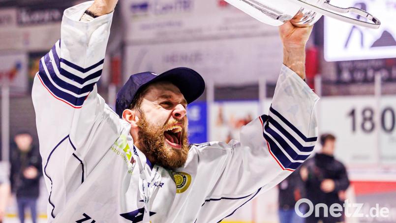 Luca Gläser (im Bild) und Trainer Sebastian Buchwieser von den Blue Devils Weiden sind beim Live-Podcast "Powerplay" am Donnerstag, 16. Mai, zu Gast. Bild: Werner Moller