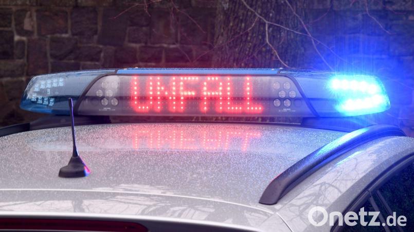 Am Dienstagmorgen gab es auf der B 16 im Landkreis Cham einen Unfall mit zwei Lkw. Symbolbild: Carsten Rehder/dpa