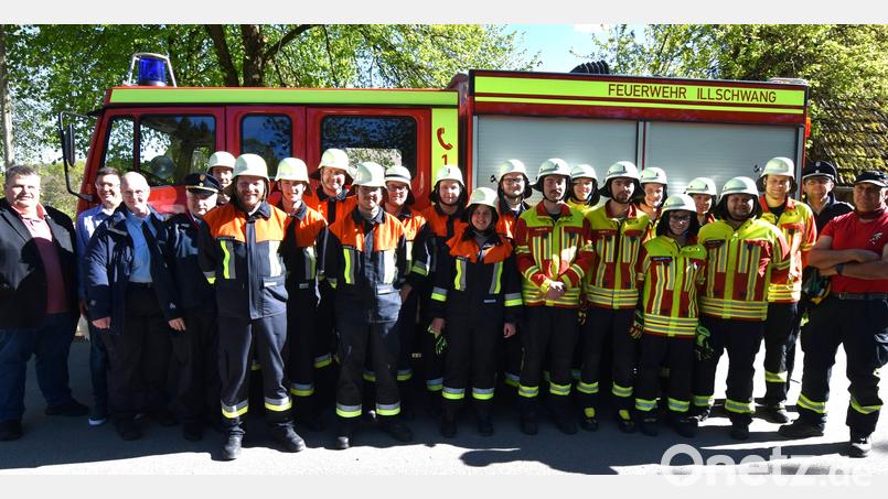 Die Aktiven der Feuerwehr Illschwang (rechts) und der Feuerwehr Dietersberg (links) sowie (von links) Bürgermeister Dieter Dehling, Zweiter Bürgermeister Benjamin Hiltl, Sabine Herbst (Abnahmeteam) und Kreisbrandinspektor Hans Sperber, (von rechts) Ausbilder Konrad Hochholzer und Kreisbrandmeister Thorsten Jobst. Bild: no