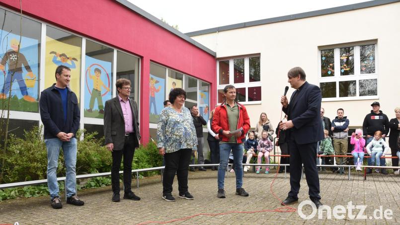 Pfarrer Oliver Pollinger und der Pfarrgemeinderat übergaben die Spende. Bild: Angelika Kempf/exb
