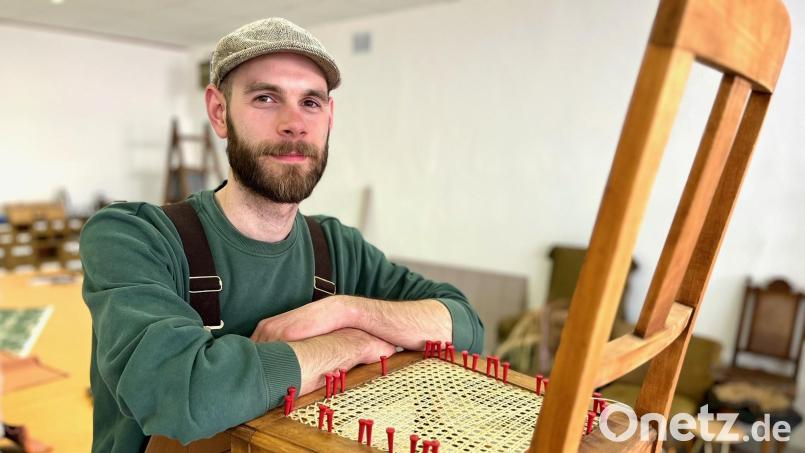 Johannes Irlbacher restauriert alte Stühle und bezieht oder bespannt neue. Dabei lässt er sich in seinem neuen Geschäft in der Türlgasse an manchen Tagen auch gerne zuschauen. Bild: Gabi Schönberger