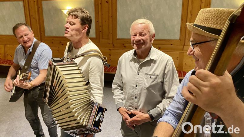 Hans Scharnagel (Dritter von links) feiert 80. Geburtstag. Extra für ihn spielen im Dotzlersaal die &quot;Elbertritscher&quot; auf. Bild: gri