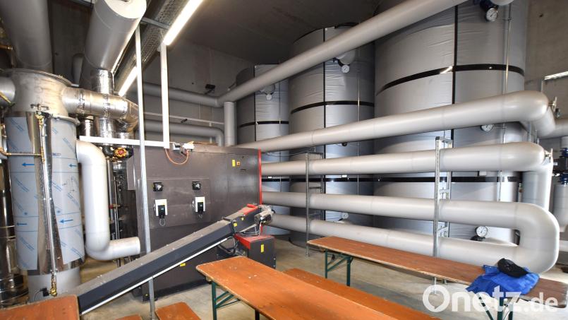 Blick in das Innere des Hackschnitzel-Blockheizkraftwerks in der Siedlung Weidenberg in Illschwang. Befürworter verwiesen auf dessen Nachhaltigkeit und sahen es als wesentlichen Bestandteil der Energiewende auf lokaler Ebene. Bild: no