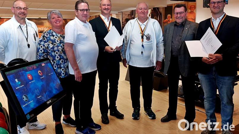 Ehrungen gibt es beim Behinderten- und Vitalsportverein Weiden: Jeffrey Schulz, Sabine Birner, Karl-Heinz Schmid, Hans-Georg Zahner, Teddy Östreicher, Herbert Tischler und Martin Zahner (von links). Bild: Östreicher/exb
