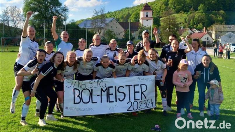 Drei Spieltage vor Ende der Saison sind die Damen der SV Neusorg nicht mehr einzuholen und somit Meister der Bezirksoberliga. Nach nur einem Jahr dort, steigt man somit wieder in die Landesliga auf. Bild: Christian König/exb