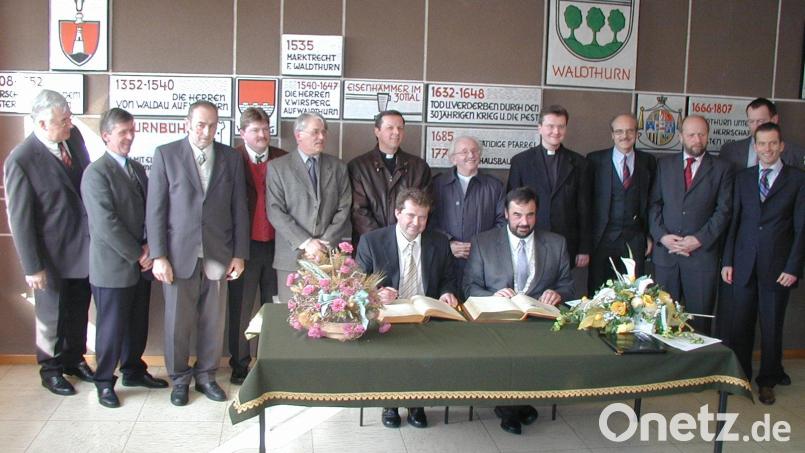 Jahr 2004 Partnerschaftsvertrag. Von links stehend: Marktrat Nikolaus Globisch, Marktrat Alois Weig, der „Initiator der Partnerschaft“ und frühere Waldthurner Bürgermeister Franz Bergler, 3. Bürgermeister Hans-Peter Reil, 2. Bürgermeister Alfred Troidl, Pfarrer Zak Schäller, Ronsberg, Pfarrer Joseph Greil, Pfarrer Marek Baron, Fürst Jaroslav Lobkowicz als Abgeordneter des Parlaments in Prag, Landrat Simon Wittmann, Marktrat Hubert Stahl und MdB Albert Rupprecht aus Albersrieth. Bild: Helmut Gollwitzer