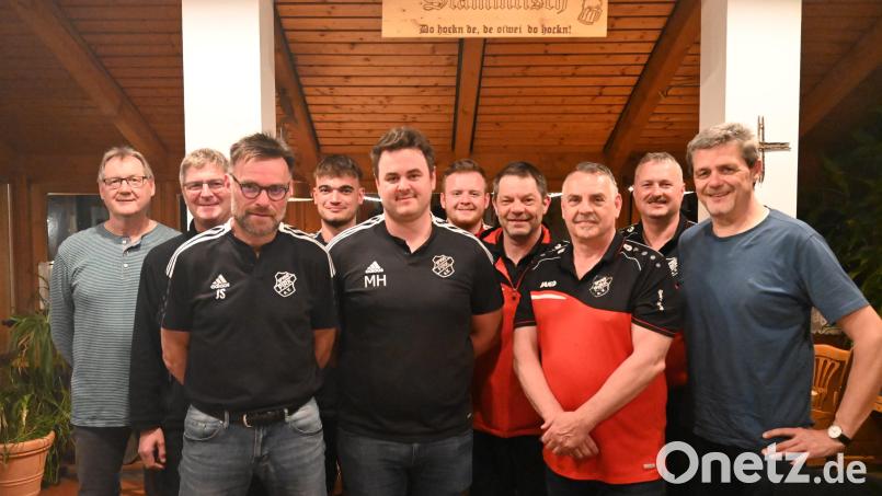 Abteilungsleiter Josef Schiesl, sein Stellvertreter Manuel Häusler, Kassier Raimund Spannl und Schriftführer Andreas Albrecht (erste Reihe, von links) sorgen weiter dafür, dass der Ball in Pirk rollt. Bild: kki