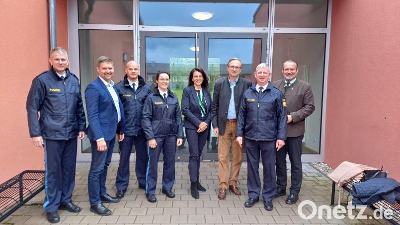 Gruppenbild während des Besuchs (von links): Leitender Polizeidirektor Matthias Messer, Erster Polizeihauptkommissar Stephan Wegerer, Polizeioberwachtmeister Stephan Sklenarsch, Polizeioberwachtmeisterin Veronika Lehner, MdB Martina Englhardt-Kopf, MdL Alexander Flierl, Polizeirat Jürgen Pfaffenzeller und Bürgermeister Frank Zeitler. Bild: Polizeihauptkommissar Christian Wiesneth/exb