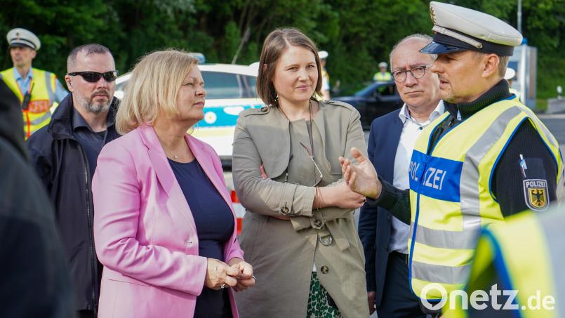 Nancy Faeser in Waidhaus. Begleitet wurde die Bundesinnenministerin von Bundestagsabgeordneter Carolin Wagner (mitte) sowie Europaabgeordneten Thomas Rudner (zweiter von rechts). Bild: scm