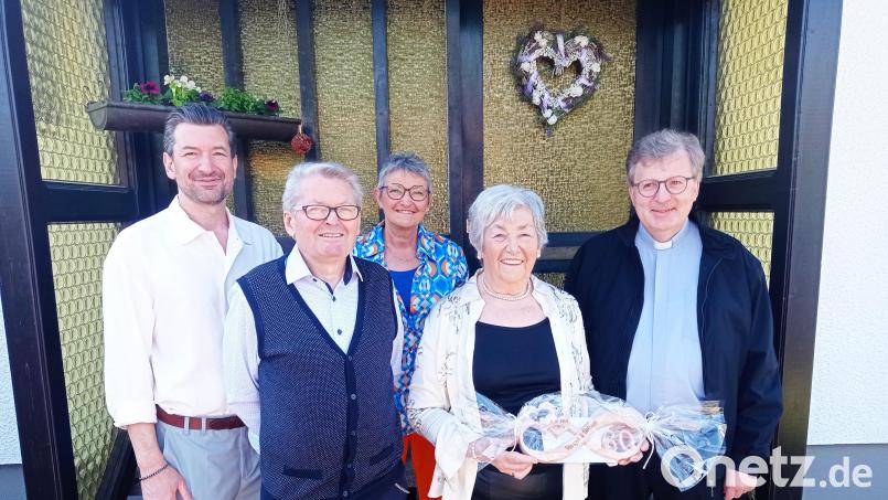 Glückwünsche zur Diamantenen Hochzeit: Im Bild von links Sohn Marco, Helmut Köstler, Tochter Sabine, Margot Köstler und Stadtpfarrer Bernd Philipp. Bild: fpoz